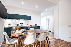 In-room dining - Luxury Blues Apartment (Sorrento)