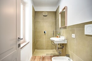 Apartment, 3 Bedrooms | Bathroom | Hair dryer, bidet, towels, soap