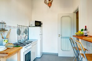 Apartamento, 2 quartos | Cozinha privada | Geladeira grande, fogão, cooktop, lava-louças