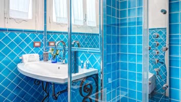 Apartment, 2 Bedrooms | Bathroom | Shower, rainfall showerhead, free toiletries, hair dryer