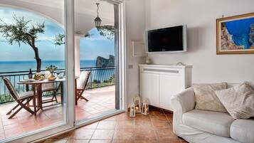 Apartamento, 2 quartos | Área de estar | TV de tela plana