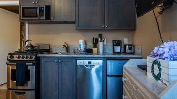 Fridge, microwave, stovetop, dishwasher