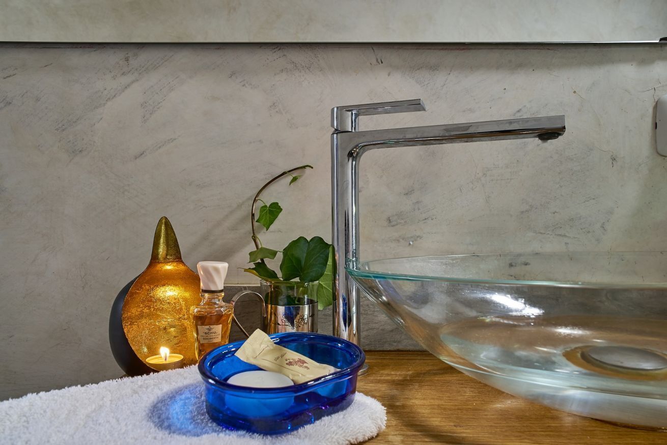 Douche, sèche-cheveux, bidet, serviettes fournies