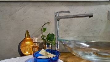 Douche, sĂšche-cheveux, bidet, serviettes fournies