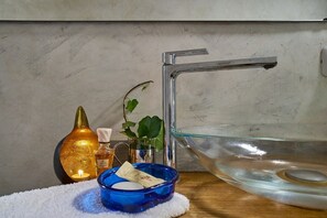 Dusch, hårtork, bidé och handdukar