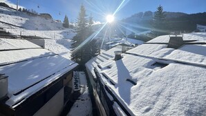 A snow-covered ski resort with a clear sky, ski lifts, and a mountain backdrop. - POLARIS - Lovely apartment in the village center and close to the slopes - Wi-Fi - Garage (La Clusaz)