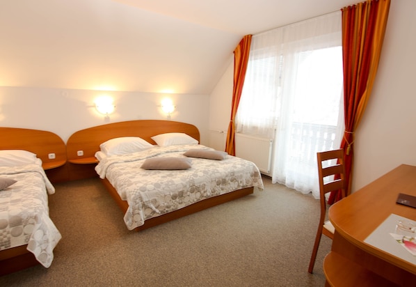 6 間睡房、房內夾萬、書桌、Wi-Fi