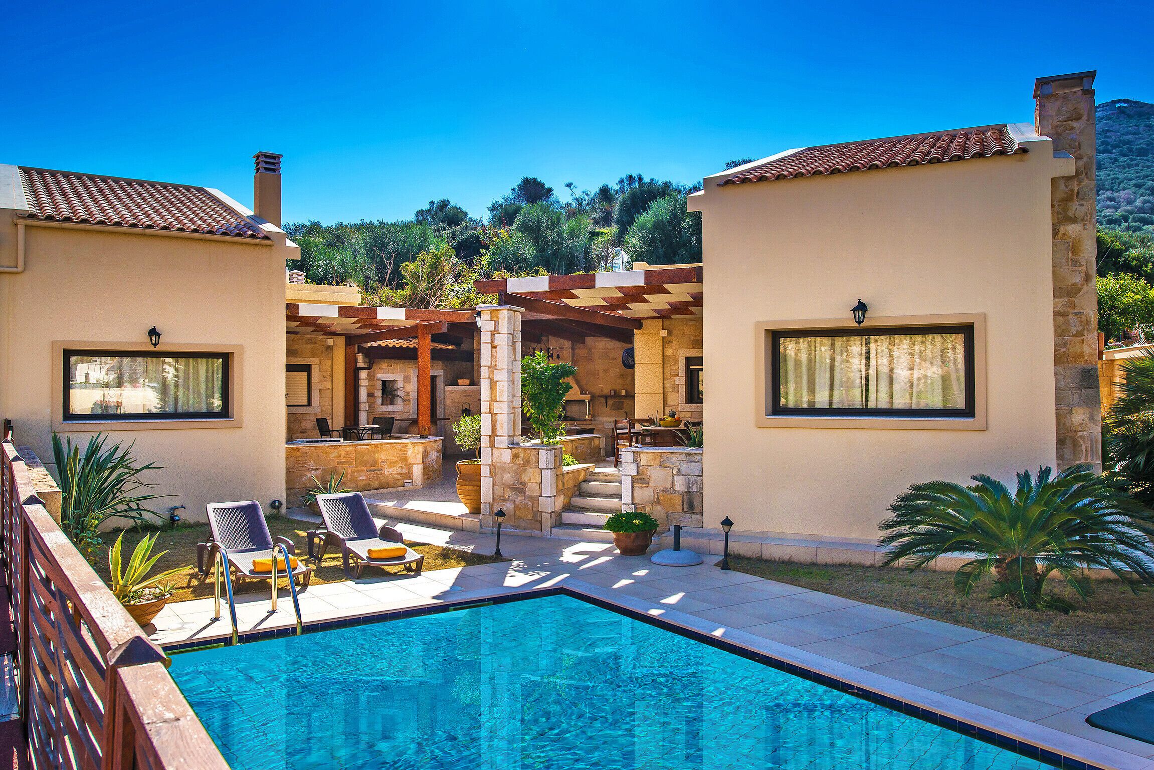 Elia Villa 6, with pool near the sea, taverns & Heraklion