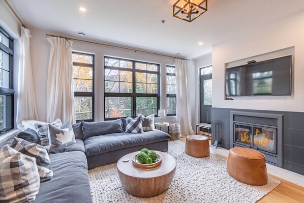 Smart TV, fireplace, stereo