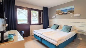 Chambre Panoramique Double ou avec lits jumeaux, balcon, vue mer | Espace de travail pour ordinateur portable, rideaux occultants