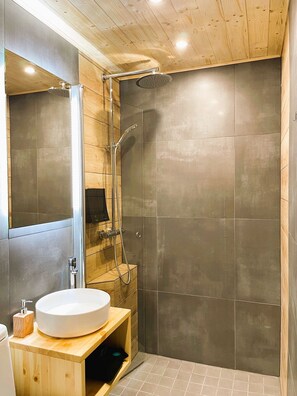Family Room, Balcony, Park View | Bathroom | Shower, slippers, towels - Beach Hotel Santalahti (Kotka)