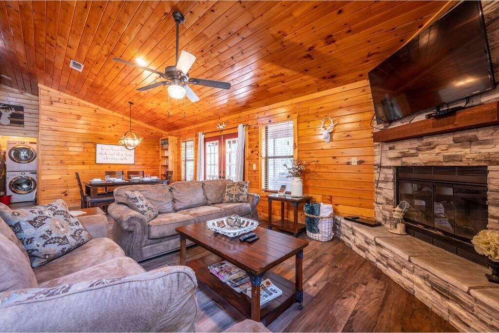 Escape to Autumn Gray-2 Bed/2Bath, Heart of Hochatown, Hot Tub