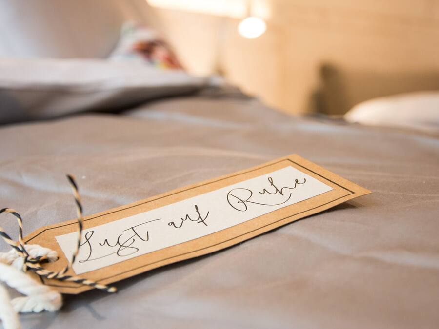 Een bed met een kaartje waarop staat 'Just a Rub'.
