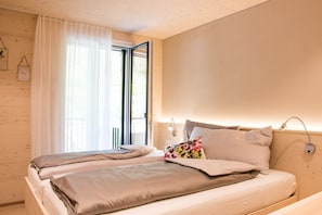 Comfort Double or Twin Room | In-room safe, desk, free WiFi, bed sheets - kroneLODGE (Mosnang)