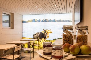 Free daily buffet breakfast - kroneLODGE (Mosnang)