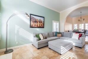 Talo, 4 makuuhuonetta | Olohuone | Taulutelevisio