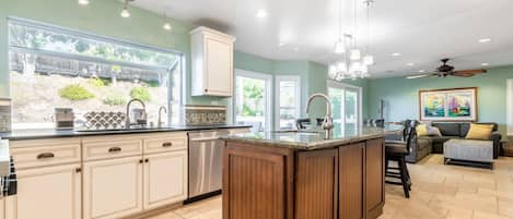 House, 4 Bedrooms | Private kitchen