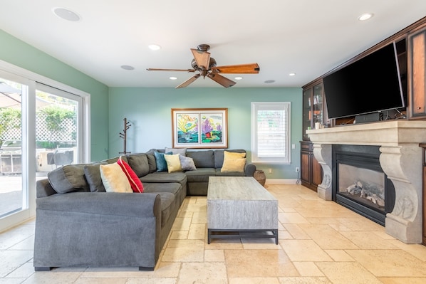 Talo, 4 makuuhuonetta | Olohuone | Taulutelevisio