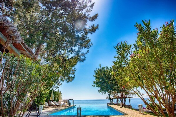 Una piscina techada, una piscina al aire libre