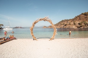 Playa privada, windsurf, 2 bares en la playa, paseos en velero