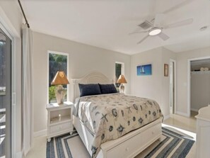 3 bedrooms, free Internet, bed sheets - Beautiful Cape Haze Home on the canal - Dock available with permission (Placida)