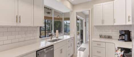 Réfrigérateur, micro-ondes, plaque de cuisson, lave-vaisselle