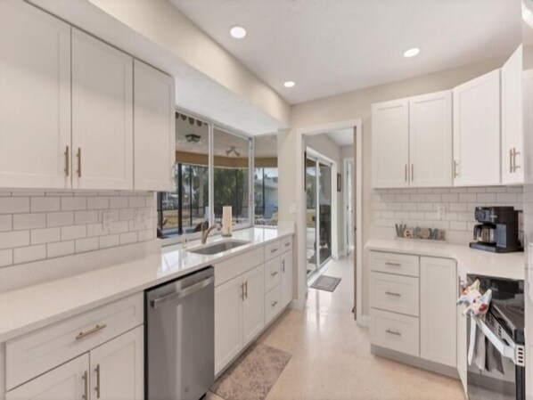 Fridge, microwave, stovetop, dishwasher