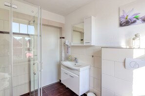 Secador de cabelo, toalhas de banho, papel higiênico 
