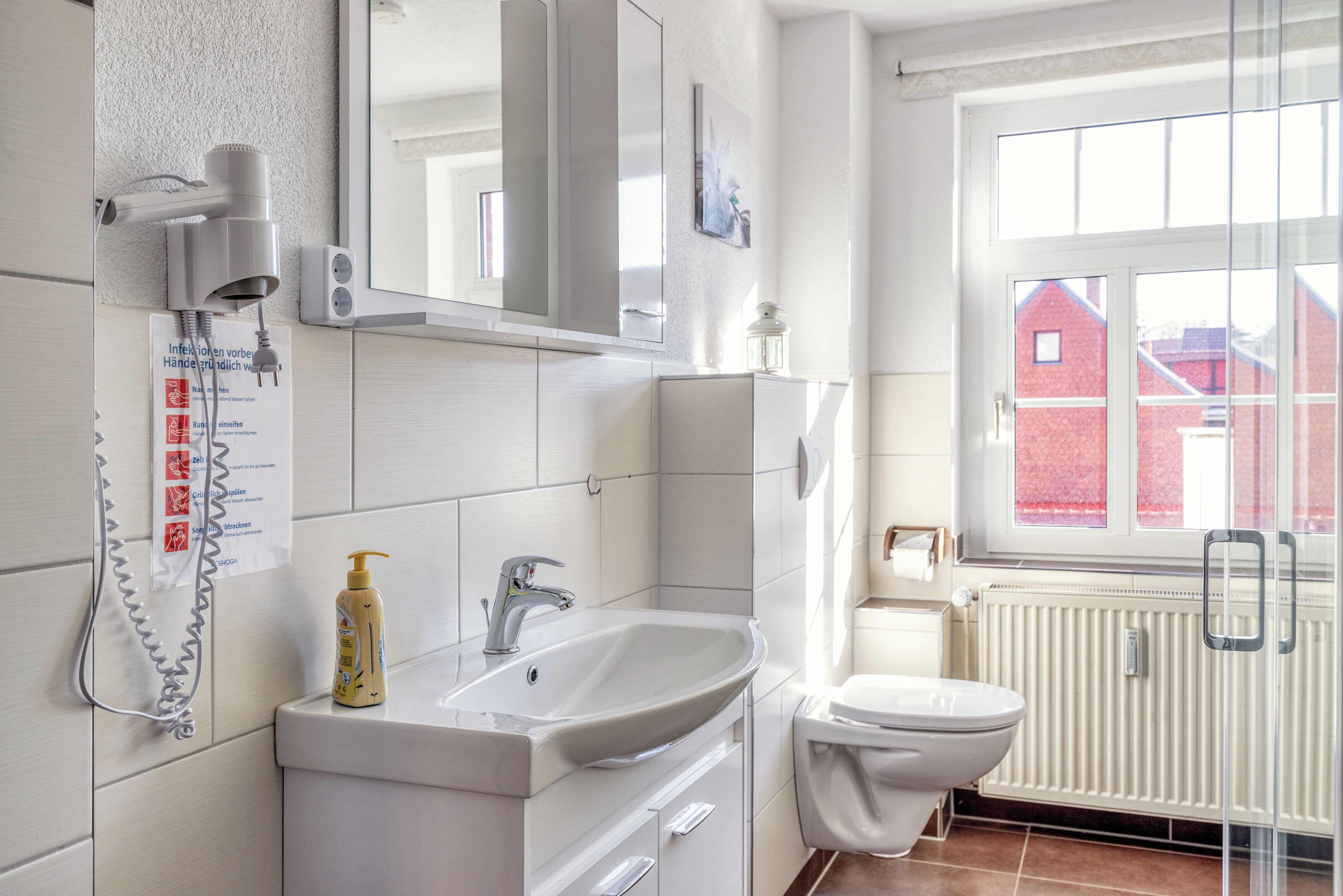 Haartrockner, Handtücher, Toilettenpapier