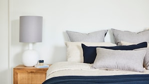 5 bedrooms, iron/ironing board, internet, bed sheets