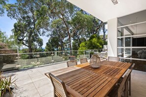 Outdoor dining - Seaview House Luxury Coastal Escape Lorne (Lorne)