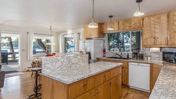 KĂŒhlschrank, Mikrowelle, Ofen, Herdplatte