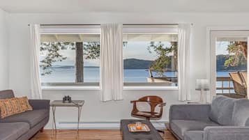 Älytelevisio, takka, DVD-soitin, pöytäjalkapallopöytä