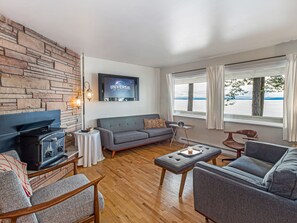 Smart TV, fireplace, DVD player, table football