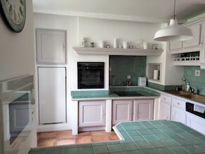 ثلاجة، ميكروويف، فرن، موقد طهي مسطح