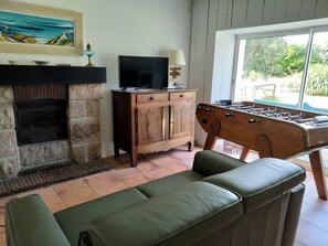 تلفزيون، مدفأة، مشغل دي في دي، كرة قدم الطاولة