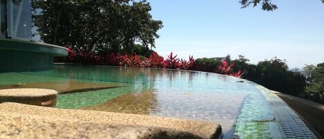 Een binnenzwembad, een buitenzwembad