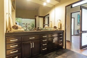 Combined shower/bathtub, jetted bath, towels, soap