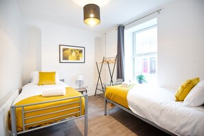 Maison | 4 chambres, décor unique, ameublement unique, fer et planche à repasser