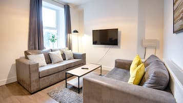 House | Living room | 32-inch flat-screen TV with digital channels, TV