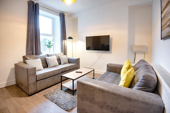 Maison | Salle de séjour | Téléviseur à écran plat de 32 po avec télévision numérique, téléviseur