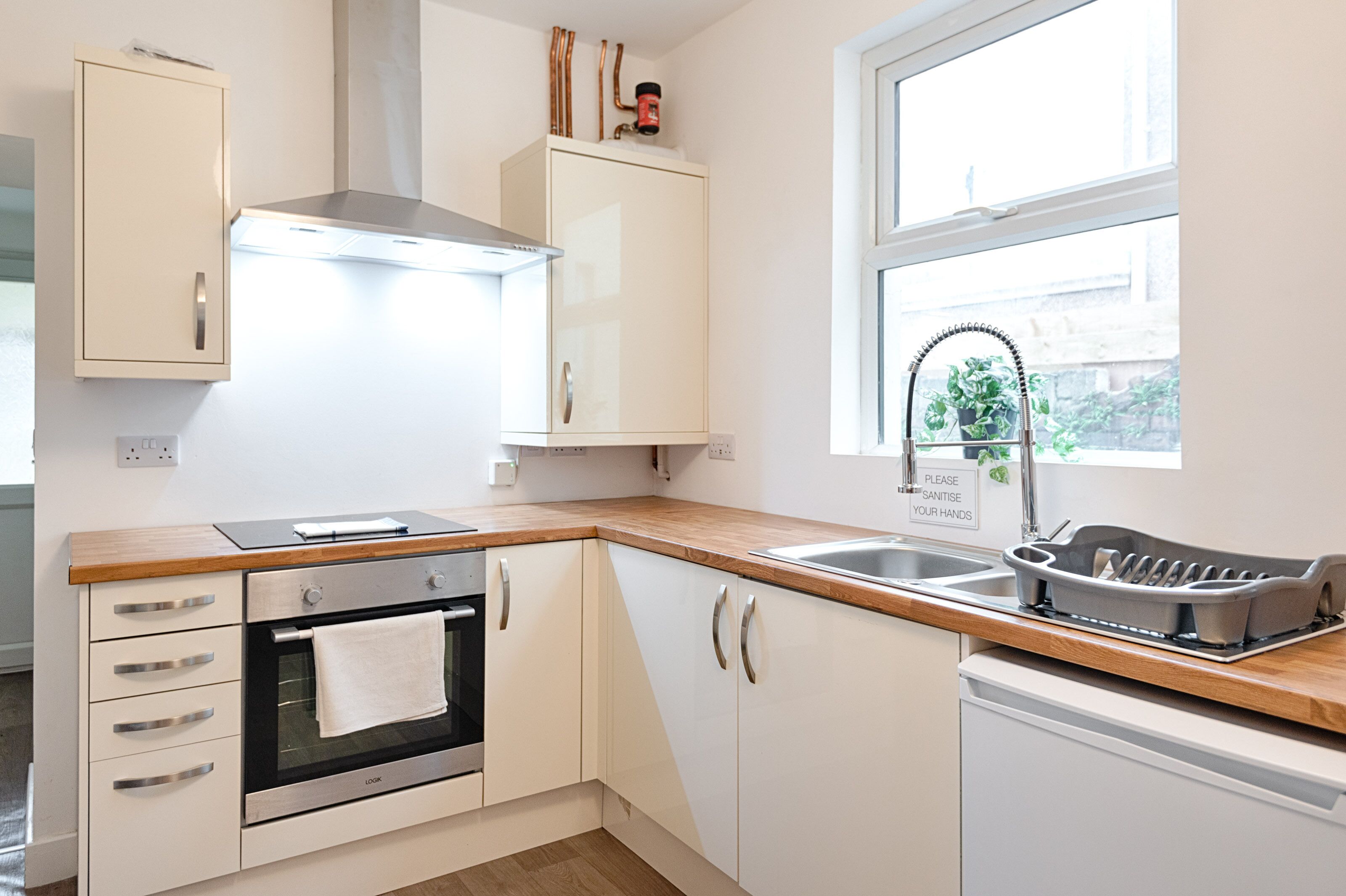 House | Private kitchen | Full-sized fridge, microwave, oven, stovetop