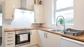 House | Private kitchen | Full-sized fridge, microwave, oven, stovetop