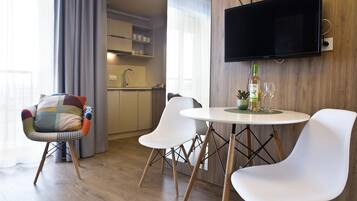 Apartamento superior | Área de estar | TV de tela plana 40 polegadas com canais a cabo, TV