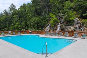 Een binnenzwembad en een verwarmd zwembad