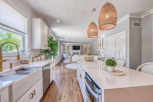Private Hamptons Retreat - Heated Pool, Spa, Gym - Walk to Village, Near Beaches