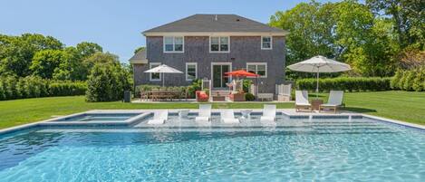 Utendørsbasseng og et oppvarmet basseng