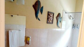 Badewanne, Haartrockner, HandtĂŒcher, Seife