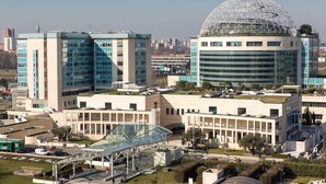Un moderno complejo de edificios con una gran cúpula de cristal y varias oficinas.