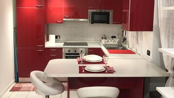 Kühlschrank, Mikrowelle, Ofen, Herdplatte